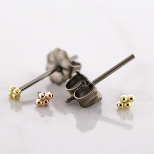 Titanium Threadless Earring Stud With 14kt 4 Bead Cluster Ends