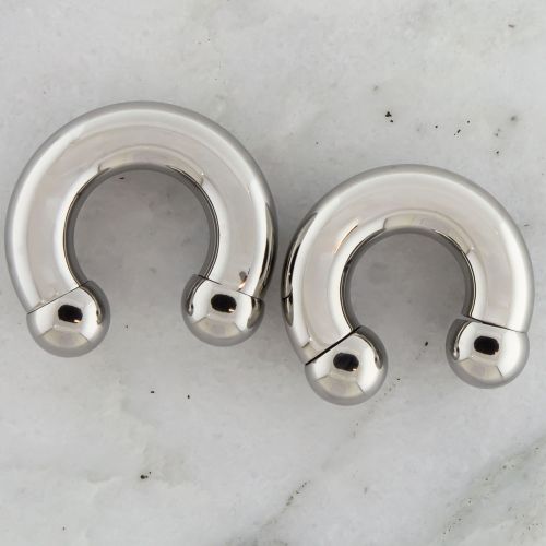 Steel Internally Threaded Horseshoes - 00G w/ Balls