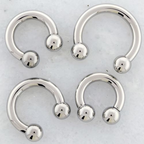 Steel Internally Threaded Horseshoes - 8G w/ Balls