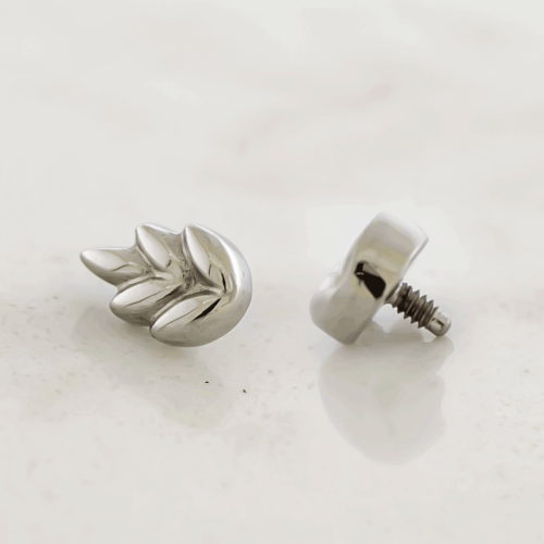 Titanium Internally Threaded 5 Leaf Accent End 18g-16g