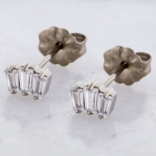 TITANIUM THREADLESS EARRING STUD WITH TRIPLE BAGUETTE